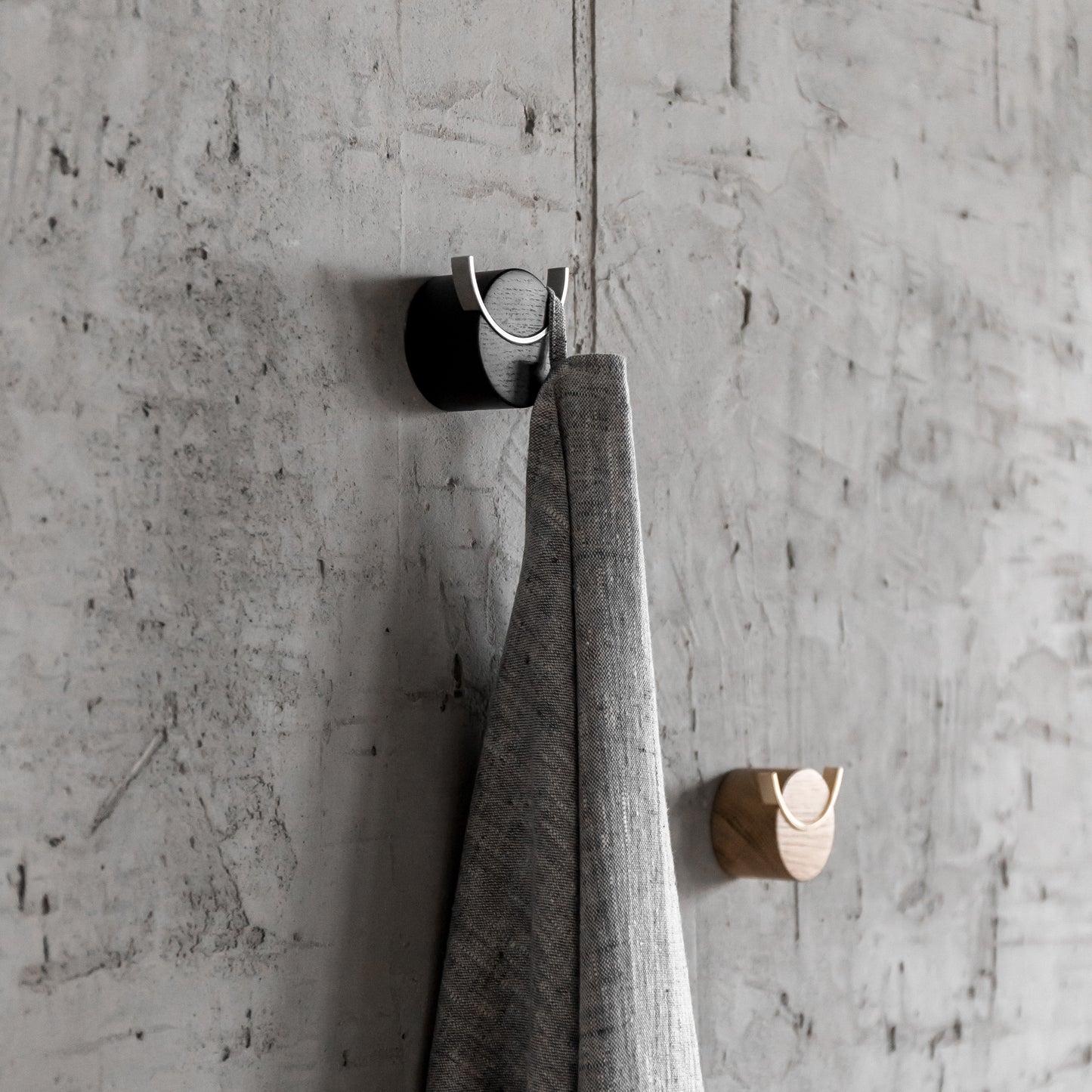 Wandhaken DEER | Schwarz lackiertes Eichenholz, Messing