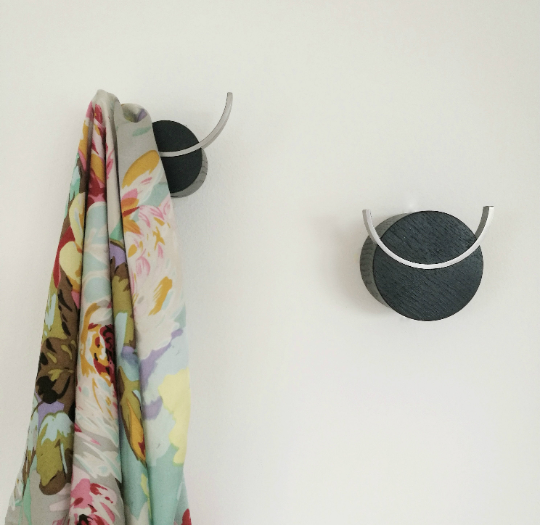 Wandhaken DEER | Schwarz lackiertes Eichenholz, Edelstahl