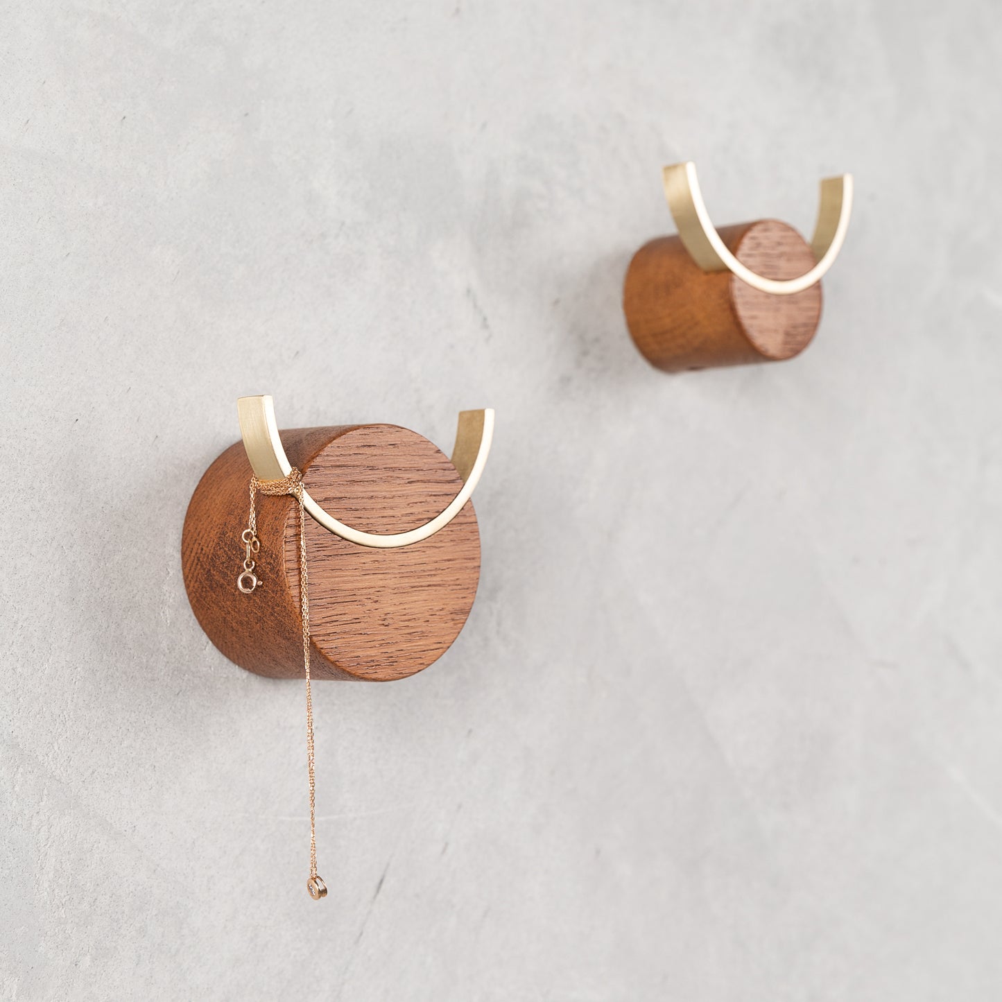 Wandhaken DEER | Eichenholz in Nussbaumfarbe, Messing