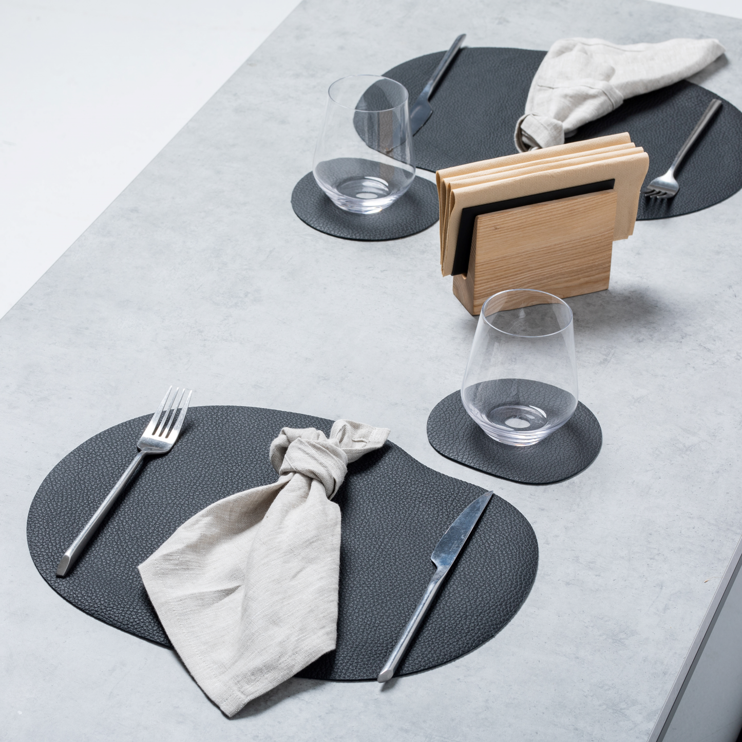 Tischset und Untersetzer aus Naturleder, Schwarz